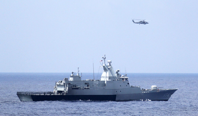 The Royal Malaysian Navy corvette KD Terengganu (FSGHM 174) and a U.S. Navy MH-60R Sea Hawk helicopter from the the guided-missile destroyer USS Pinckney (DDG 91) search for MH370 in the Gulf of Thailand (US Navy)